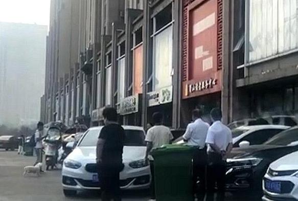 #汽车老街#宝马挡住路口，马自达3次撞开后离开，网友叫好，却惊动了警方！