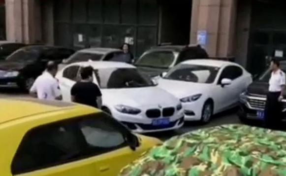 #汽车老街#宝马挡住路口，马自达3次撞开后离开，网友叫好，却惊动了警方！