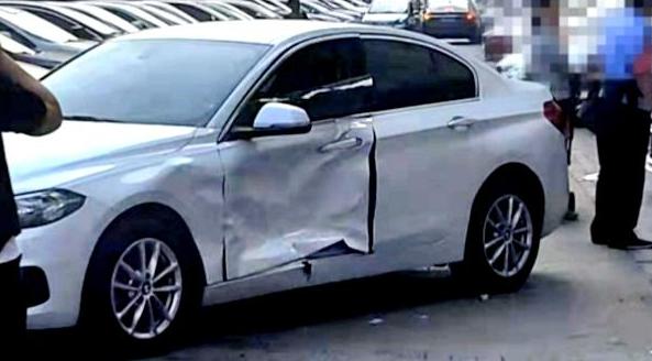 #汽车老街#宝马挡住路口，马自达3次撞开后离开，网友叫好，却惊动了警方！