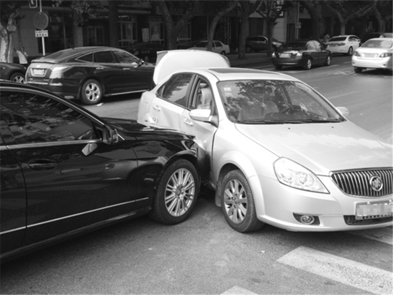 小艾v汽车：车祸发生时，记住这3个关键点，多得3笔赔偿费！