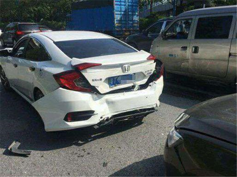 小艾v汽车：车祸发生时，记住这3个关键点，多得3笔赔偿费！