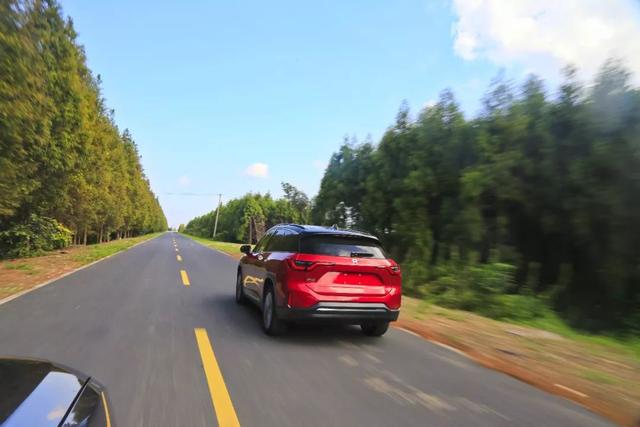 乘车御剑@5.6秒破百，中国最NB中型SUV之一“入门版”来了