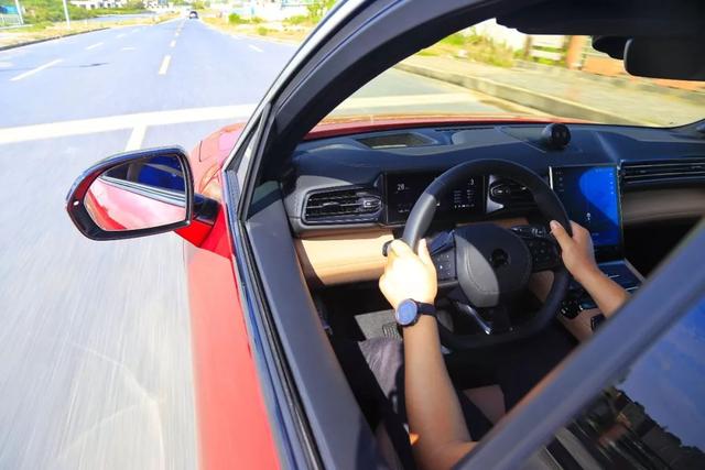 乘车御剑@5.6秒破百，中国最NB中型SUV之一“入门版”来了