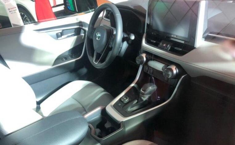 小兵谈汽车@买啥途观！丰田小霸道来了，气场堪比普拉多，油耗4.6L带三种四驱