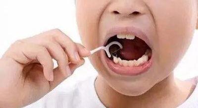 所有牙医都说，孩子必须必须每天用牙线，别偷懒只刷牙了事
