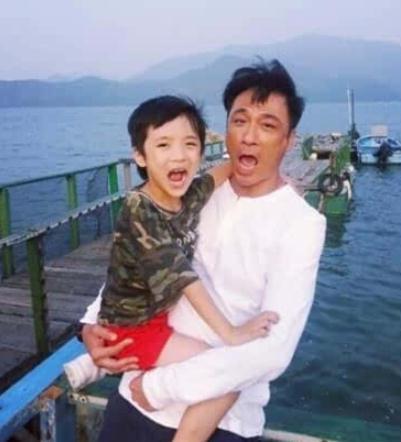 吴镇宇儿子费曼11岁生日，体型发胖颜值回落，但却意外撞脸肖战