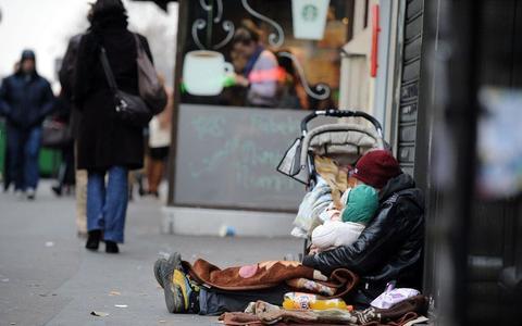 寒冬将至床位告急 巴黎数千名无家可归者称太难了