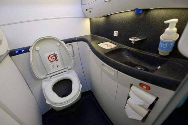 经济舱乘客被拒上头等舱厕所！飞机上的贫富“歧视”，不能怪空姐