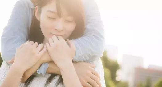 [学做精致女人]男人接吻时有以下动作，说明爱你入骨