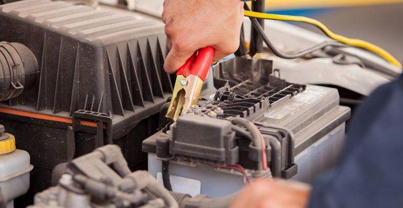 「汽车姐小王」谁说汽车电瓶的寿命只有两年，如果保养得好寿命可延长一倍