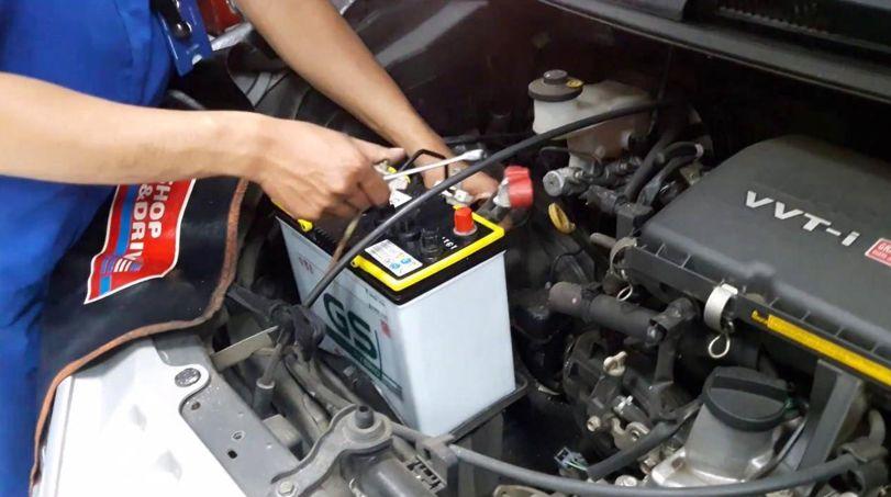 「汽车姐小王」谁说汽车电瓶的寿命只有两年，如果保养得好寿命可延长一倍