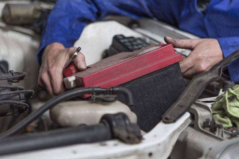 「汽车姐小王」谁说汽车电瓶的寿命只有两年，如果保养得好寿命可延长一倍