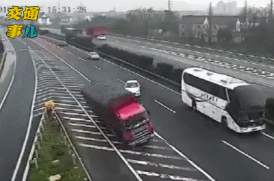 泰安高速交警@一组动图警示你：高速错过出口不要错上加错！一旦遭遇险情牢记“让速不让道”