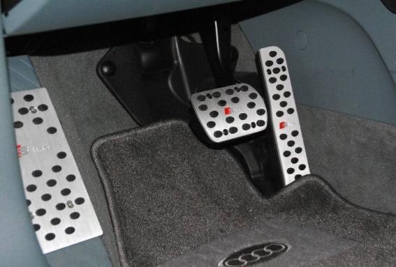 「九零后聊车」汽车油门“地板式”和“悬挂式”有什么差别？看完后，我想卖车了