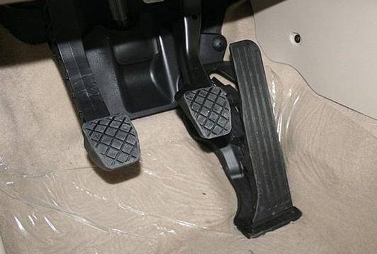 「九零后聊车」汽车油门“地板式”和“悬挂式”有什么差别？看完后，我想卖车了