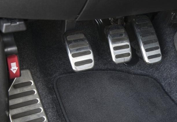 「九零后聊车」汽车油门“地板式”和“悬挂式”有什么差别？看完后，我想卖车了