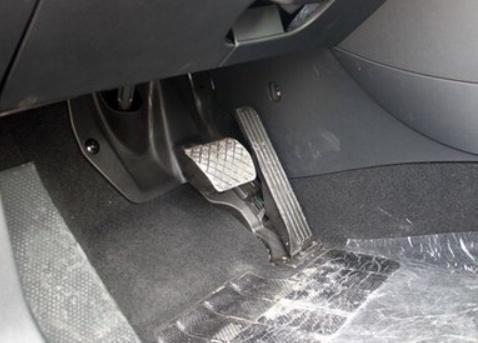 「九零后聊车」汽车油门“地板式”和“悬挂式”有什么差别？看完后，我想卖车了