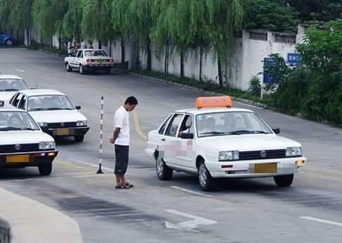 #九零后聊车#停车时，先踩离合还是刹车？老司机：最后强调一次
