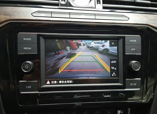 九零后聊车■为什么新手用倒车影像来倒车，却遭到老司机极力反对？原因很简单