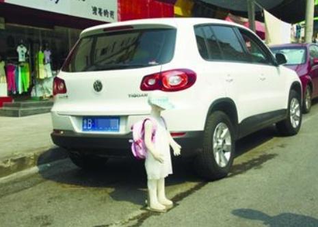 九零后聊车■为什么新手用倒车影像来倒车，却遭到老司机极力反对？原因很简单