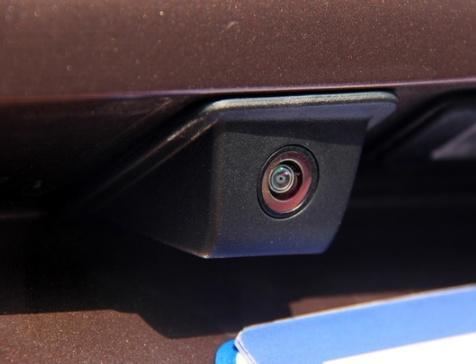 九零后聊车■为什么新手用倒车影像来倒车，却遭到老司机极力反对？原因很简单