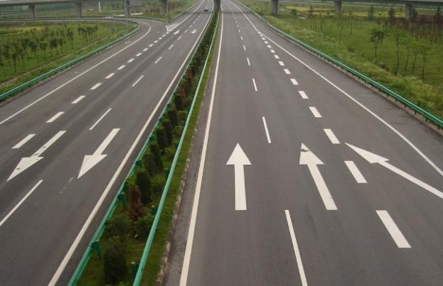 「九零后聊车」交警提醒：这样进出高速，拍到一律罚款200元