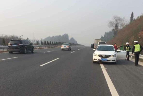 「九零后聊车」交警提醒：这样进出高速，拍到一律罚款200元