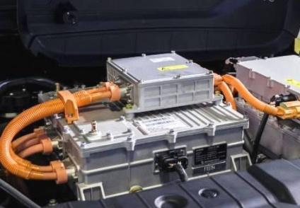 九零后聊车@首批“比亚迪新能源”更换电池，看到价格后，车主：半年工资没了