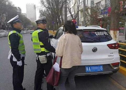 九零后聊车：为什么交警查车时，会用手摸下“车尾”？别纠结了，答案在这里