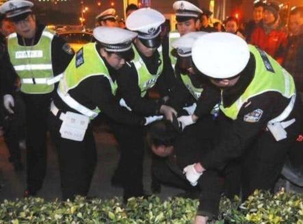 九零后聊车：为什么交警查车时，会用手摸下“车尾”？别纠结了，答案在这里