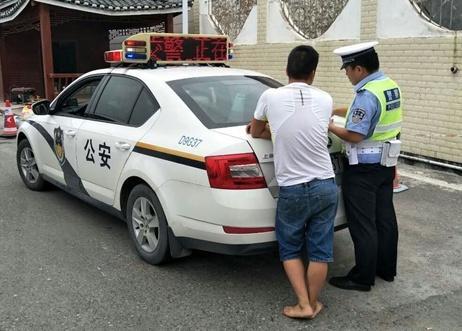 九零后聊车：为什么交警查车时，会用手摸下“车尾”？别纠结了，答案在这里