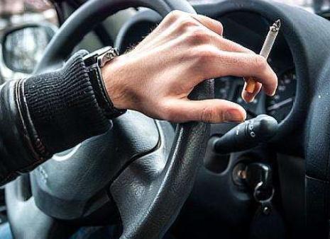 「九零后聊车」为什么国外开车抽烟关着窗，国内却开着窗！网友：原因很简单