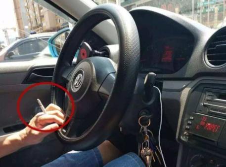「九零后聊车」为什么国外开车抽烟关着窗，国内却开着窗！网友：原因很简单