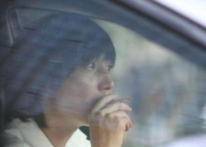 「九零后聊车」为什么国外开车抽烟关着窗，国内却开着窗！网友：原因很简单