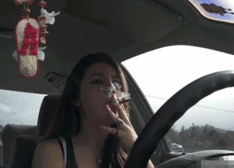 「九零后聊车」为什么国外开车抽烟关着窗，国内却开着窗！网友：原因很简单