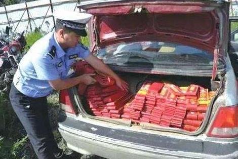 [九零后聊车]汽车后备箱“4不放”，很多人的车上都有，现在知道还不算晚