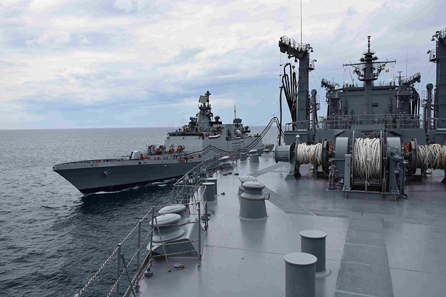 美日印马拉巴尔演习开幕 三国军舰海上补给