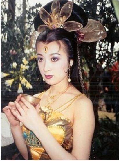 当年她饰演的孔雀公主爱慕唐僧，后来嫁入豪门，如今家庭美满