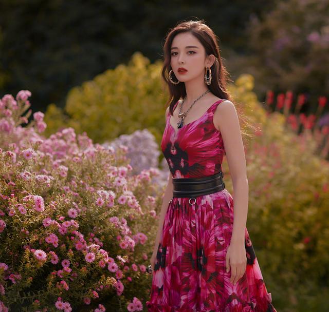 娜扎穿花卉图案连衣裙，当她站在花园里，知道什么叫人比花美了