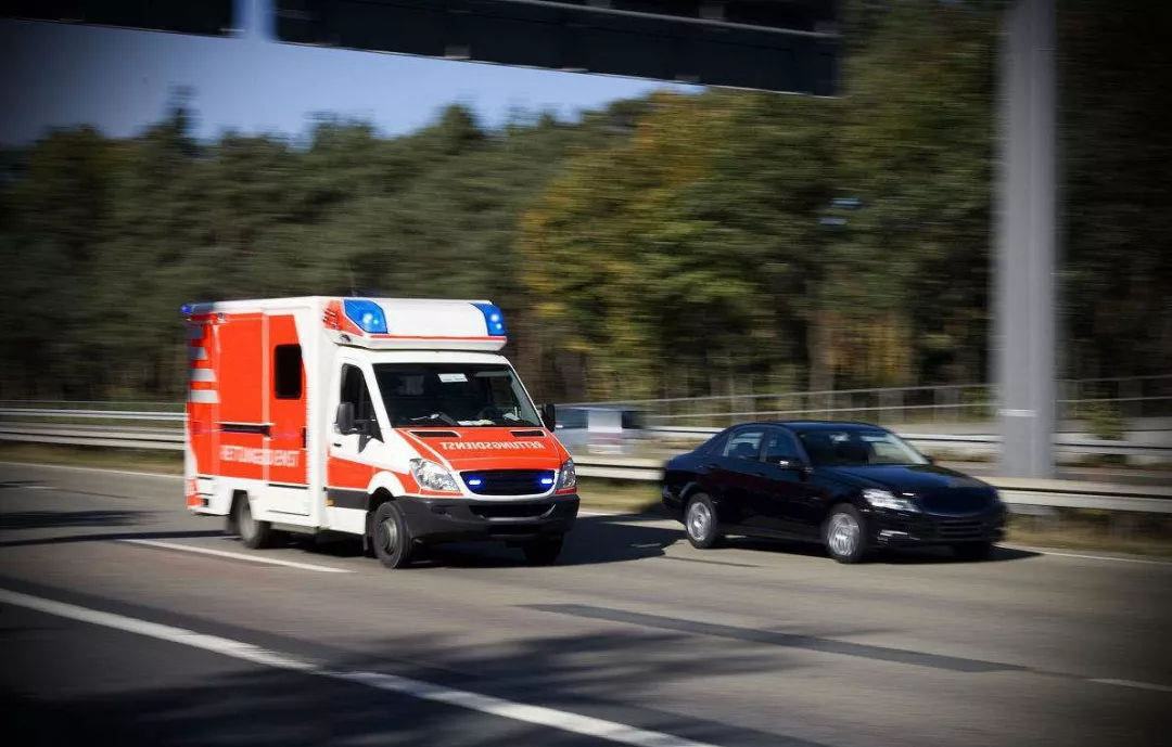 「影视扒扒看」礼让救护车结果“痛失”六分，车主申诉无果，交警：我的判定没错