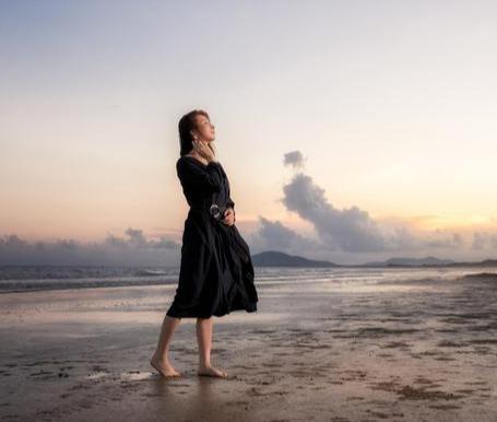 「小辉唠情感」男女相处的时候，女人容易擦出“火花”的瞬间，该出手就出手