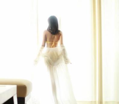 「小辉唠情感」男女相处的时候，女人容易擦出“火花”的瞬间，该出手就出手