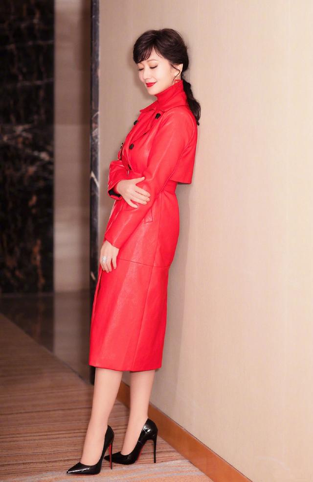 赵雅芝太会穿中国红！12套造型美若天仙，65岁穿出古典美人韵味