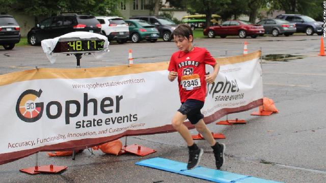 参加5公里赛跑比赛，美国9岁少年跑错道夺下10公里赛冠军
