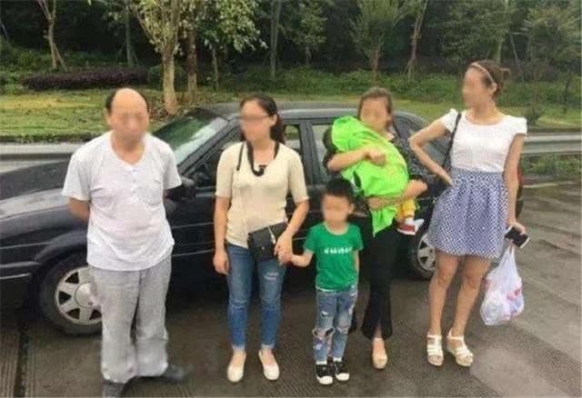 #汽车礁#五座车坐5个大人，怀抱一个婴儿算超载吗？交警回答很意外