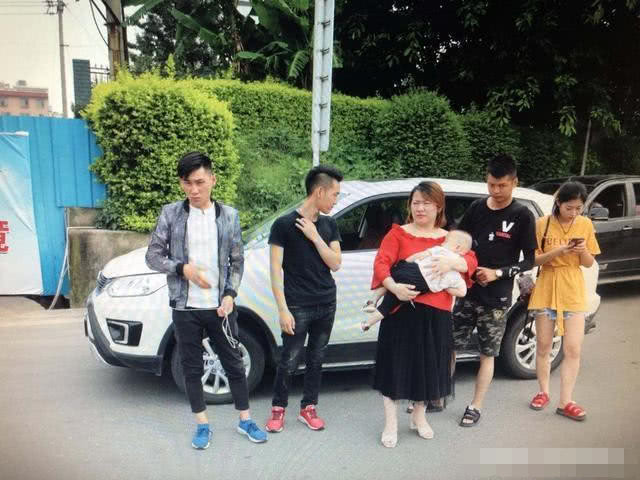 #汽车礁#五座车坐5个大人，怀抱一个婴儿算超载吗？交警回答很意外