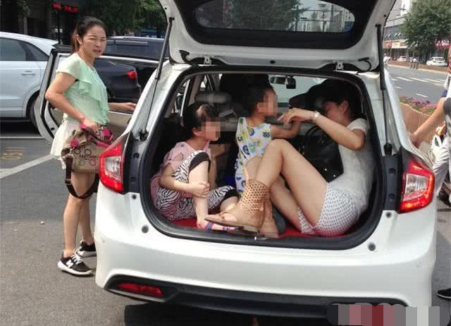 #汽车礁#五座车坐5个大人，怀抱一个婴儿算超载吗？交警回答很意外