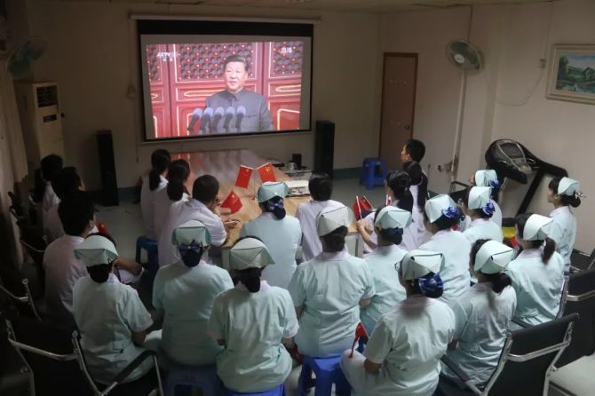 心系祖国 | 卫生健康系统组织干部职工观看庆祝新中国成立70周年大会
