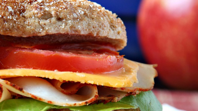 琼英微笑向暖：让人心酸想哭的说说短句，经典透彻，第二句说到了心坎上