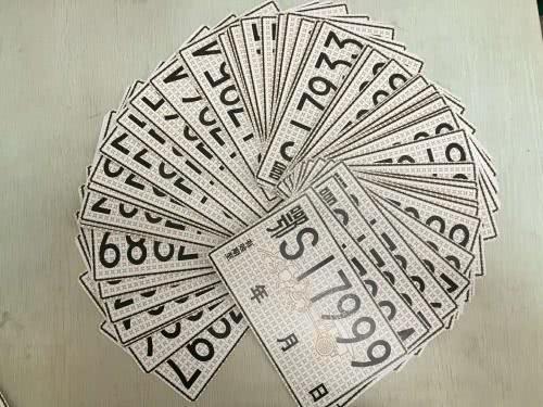 「新能源电动车知识」喜提新车去加油，刚出站就被扣12分，车主不服，交警：错了就罚